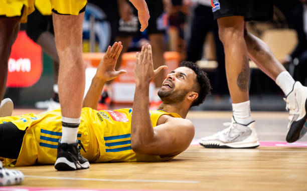 也在进攻端 也在进攻端